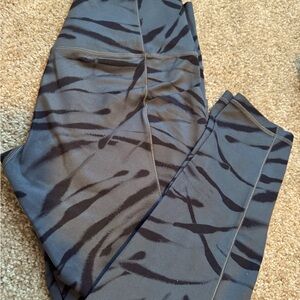 Athleta Charcoal/Striped Salutation Stash Pocket II 7/8